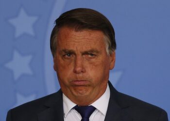 Facebook eliminó un video de Bolsonaro por mentir al vincular vacuna contra Covid-19 y HIV