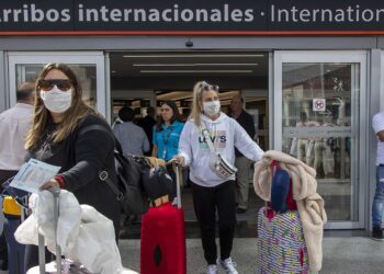 El BCRA prohibió la compra en cuotas de pasajes y alojamiento en el exterior con tarjetas de crédito