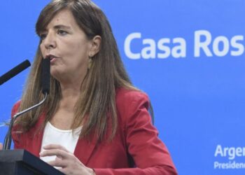“Hay que avanzar con el FMI”: la explicación del Gobierno sobre la prohibición de vender pasajes al extranjero en cuotas
