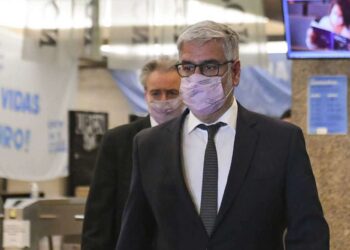 El Gobierno analiza congelar los precios de medicamentos: “No puede haber consumos esenciales sin regulación estatal”