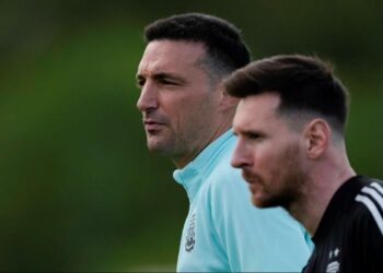 Lionel Scaloni confirmó que Lionel Messi será titular ante Brasil en San Juan