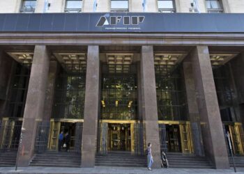 Dólar: requisitos y los 10 grupos exceptuados de pagar el adelanto de 35% de Ganancias por gastos en moneda extranjera