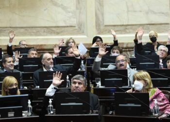 Entre un intento de “rebelión” y gestos a la oposición, el oficialismo trabaja para mantener el control del Senado