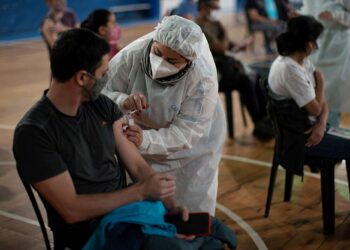 Casi el 85% de los argentinos asegura que la vacunación masiva frena al virus