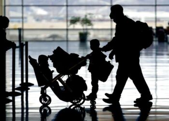 Nuevos requisitos para viajeros que ingresen al país: segundo testeo y prohibición de asistir a reuniones en espacios cerrados