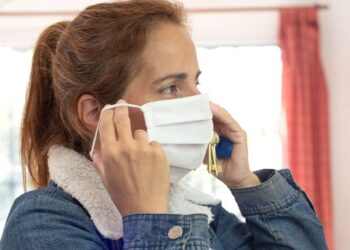 Científicos debaten si es necesario seguir usando barbijo