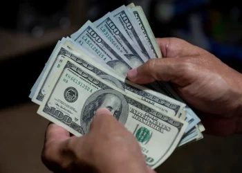 Dólar hoy: la cotización libre baja a $200 y la brecha cambiaria se acerca al 80%