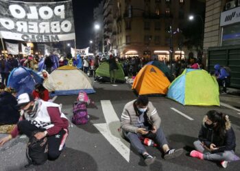Segundo día de protestas en el centro porteño: habrá un acampe de 24 horas en la 9 de Julio
