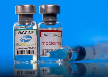 La FDA autorizó una cuarta dosis de las vacunas de Pfizer y Moderna para mayores de 50 años e inmunodeprimidos