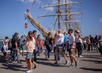 Cien mil personas visitaron las embarcaciones en la base marplatense
