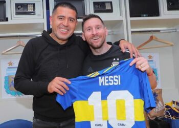 Messi posó con una camiseta de Boca que le obsequió Riquelme