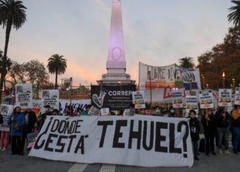 Grupos de jóvenes reclamaron por Tehuel frente al Congreso