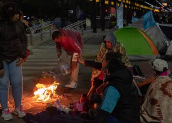 Continúa la protesta de grupos piqueteros sobre la avenida 9 de Julio