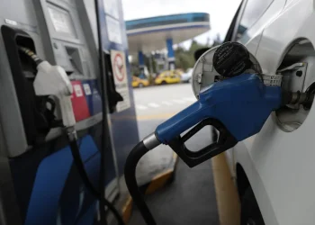 El Gobierno postergó para octubre la actualización de los impuestos a los combustibles