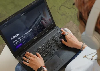 Telecom lanza 1.500 becas para que aprender programación sin tener experiencia previa: cómo anotarse