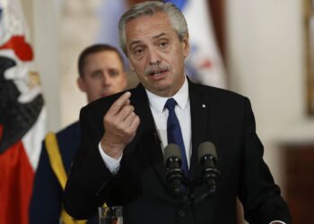 En medio de la incertidumbre por las candidaturas del Frente de Todos, Alberto Fernández dijo que “uno o una” podría sucederlo