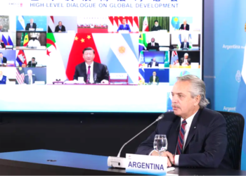 En medio de la indiferencia kirchnerista y los cuestionamientos de la oposición a los BRICS, Fernández se focaliza en la agenda internacional