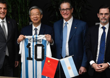 Alerta en el Banco Central: China demora la autorización para usar más yuanes