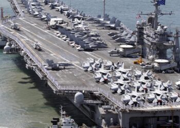 Camino a encontrarse con el portaaviones de Estados Unidos, buques de la Armada Argentina hicieron ejercicios de búsqueda y rescate