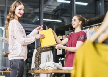 Una remera de marca cuesta siete veces más que una vendida en el sector informal y 35% más que en el exterior