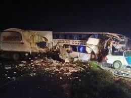 Violento choque entre un micro y un camión en San Miguel del Monte