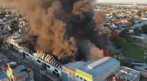 Se incendió una fábrica de pañales en Lomas del Mirador