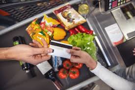 Argentinos pagan alimentos con crédito: alarma UBA.