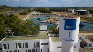 Privatización de AySA: Un banco tasará acciones para avanzar con la operación.