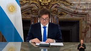 Milei reconoció una fuerte desaceleración de la economía y reivindicó al “Triángulo de Hierro”