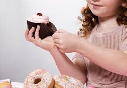 Comer en exceso en la primera infancia podría ser señal de problemas de ansiedad e hiperactividad, advirtió un estudio