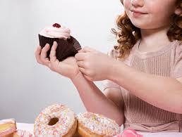 Comer en exceso en la primera infancia podría ser señal de problemas de ansiedad e hiperactividad, advirtió un estudio