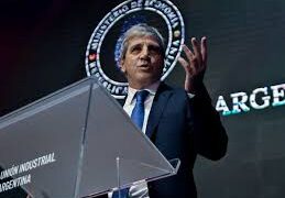 Caputo habló ante los empresarios de la UIA