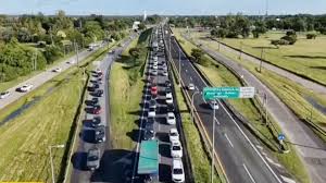 Caos y demoras en la Ruta 2: hay más de 18 kilómetros de cola rumbo a la Costa por un choque