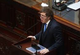 Militantes de izquierda interrumpen clase en la UBA con legisladores libertarios