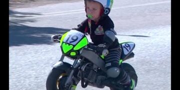 Un niño es grabado conduciendo una moto en Santa Fe