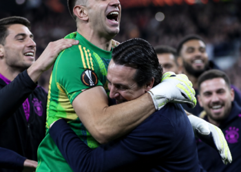 La celebración explosiva de Dibu Martínez tras la victoria en la Europa League: una inesperada aparición y un contratiempo a días del Mundial