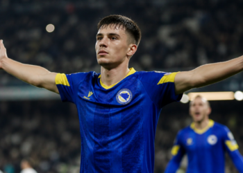 Esmir Bajraktarević: el hijo de refugiados que llevó a Bosnia a la Copa del Mundo
