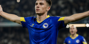 Esmir Bajraktarević: el hijo de refugiados que llevó a Bosnia a la Copa del Mundo