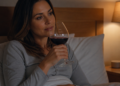 Una neuróloga explica el verdadero efecto de tomar vino antes de dormir