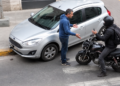 Insólito incidente en Neuquén: un conductor olvida el freno de mano y provoca un choque
