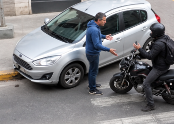 Insólito incidente en Neuquén: un conductor olvida el freno de mano y provoca un choque