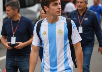 Franco Colapinto llegó al GP de Bélgica luciendo la camiseta de la Selección y envió un mensaje a Inglaterra