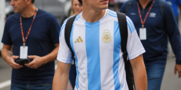 Franco Colapinto llegó al GP de Bélgica luciendo la camiseta de la Selección y envió un mensaje a Inglaterra