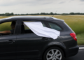 El significado de llevar una tela blanca en la ventana de un auto en movimiento