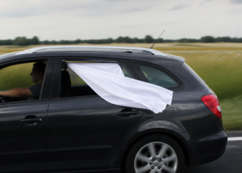 El significado de llevar una tela blanca en la ventana de un auto en movimiento