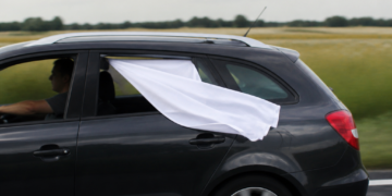El significado de llevar una tela blanca en la ventana de un auto en movimiento
