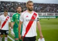 El plantel de River solicita el regreso de Germán Pezzella bajo la mirada de Otamendi