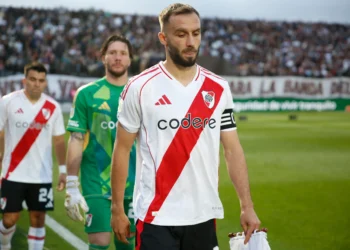 El plantel de River solicita el regreso de Germán Pezzella bajo la mirada de Otamendi