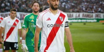 El plantel de River solicita el regreso de Germán Pezzella bajo la mirada de Otamendi