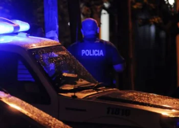 Detienen a dos jóvenes tras el robo de un auto y una fuga en Lanús